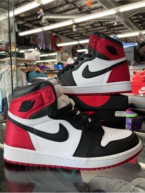Women’s Air Jordan 1 Retro High Satin Black Toe Size 9
